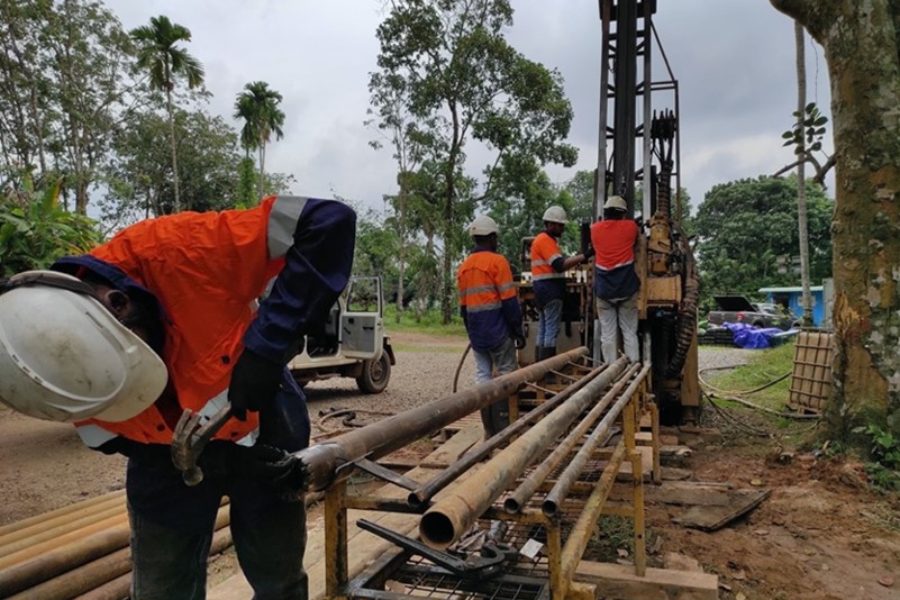 Drillers operating the MD600 diamond drill rig