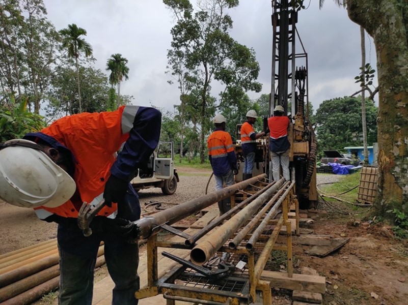 Drillers operating the MD600 diamond drill rig