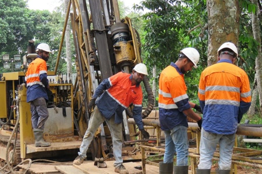 Drillers operating the MD600 diamond drill rig