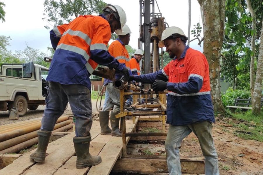 Drillers operating the MD600 diamond drill rig