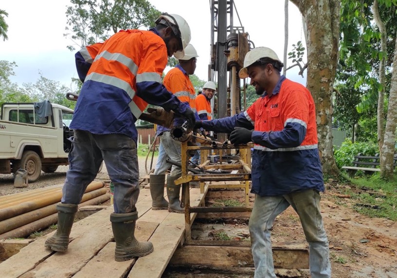 Drillers operating the MD600 diamond drill rig